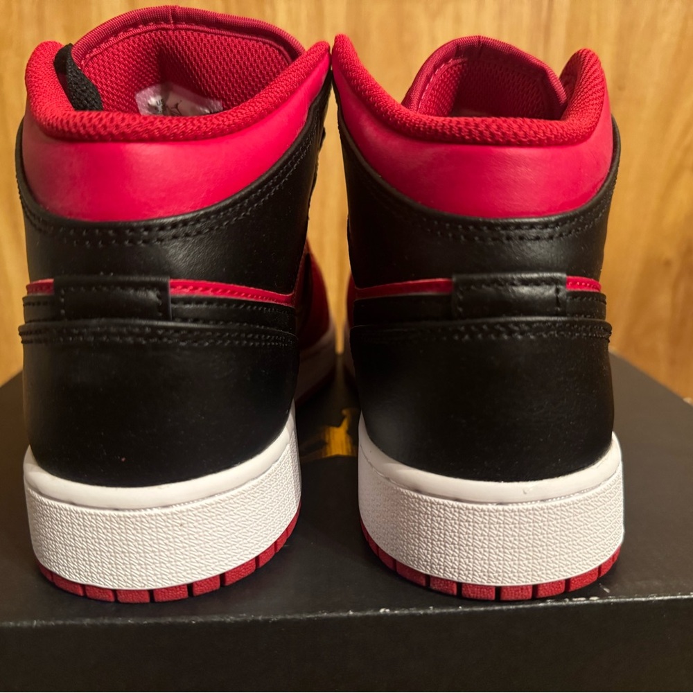 Nike Air Jordan 1 Mid reverse Bred Red/Black, size 5.5Y Rare - Picture 4 of 11